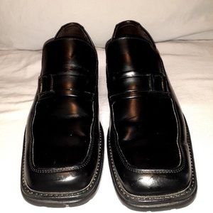 Men’s size 10.5 Kenneth Cole Reaction dress shoes